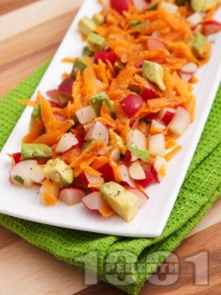 Лесна салата с моркови, репички и авокадо - снимка на рецептата